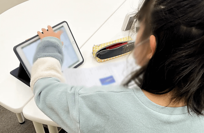 写真2.タブレットで単元テストを受けている様子