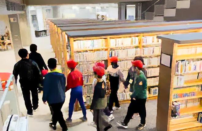 写真1.図書館体験ツアーのようす