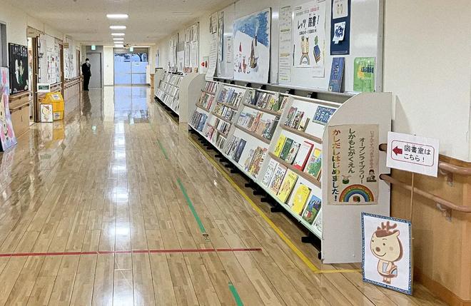 写真1.校内の廊下に設置されているオープンライブラリーの様子｡こうした図書の配架が校内に複数箇所あります