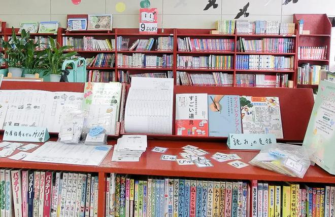 写真5.公開研修会で特別支援教室とコラボした際の学校図書館の様子｡読みに関するアセスメントも展示しました