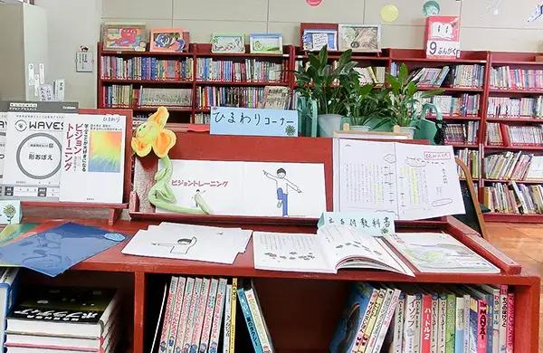 写真6.公開研修会で特別支援教室とコラボした際の学校図書館の様子です｡読みに関するアセスメントも展示しました