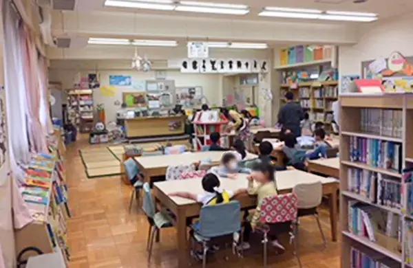 写真2.多摩市立永山小学校の図書室の様子