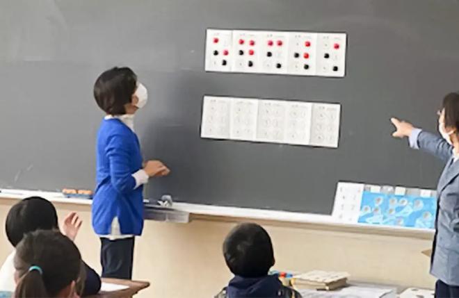 写真5.4年生の総合の時間で､点字について学んでいる様子