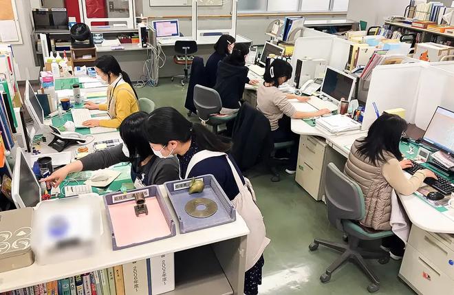 写真5.日本点字図書館レファレンスサービスの作業風景