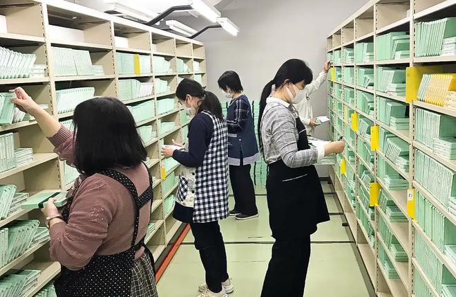 写真7.録音図書書庫内の貸出作業風景