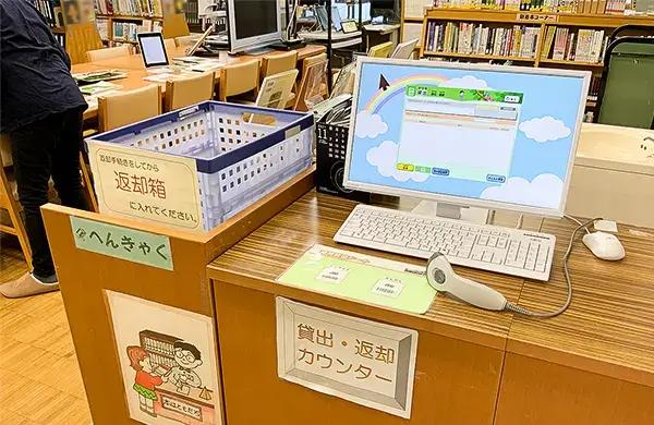 写真5.学校図書館入り口にある音声対応の貸出返却カウンターの写真｡バーコードリーダーで貸出返却が行えます